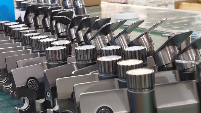 黄瓜视频成年污APP下载卫浴：为何太空铝花洒成家庭首选？